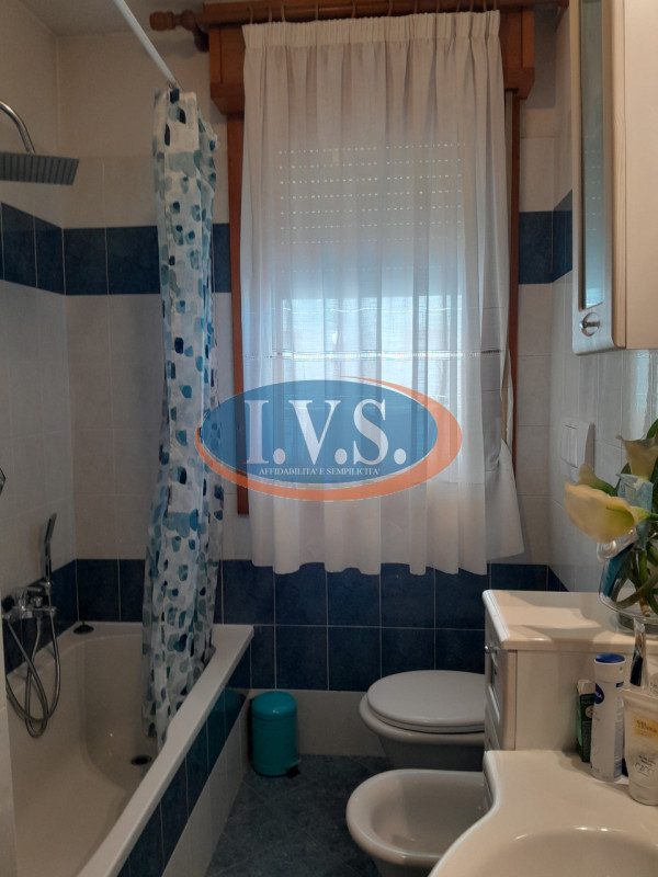 CERVARESE SANTA CROCE (PD): in zona residenziale molto servita proponiamo BICAMERE al primo piano...