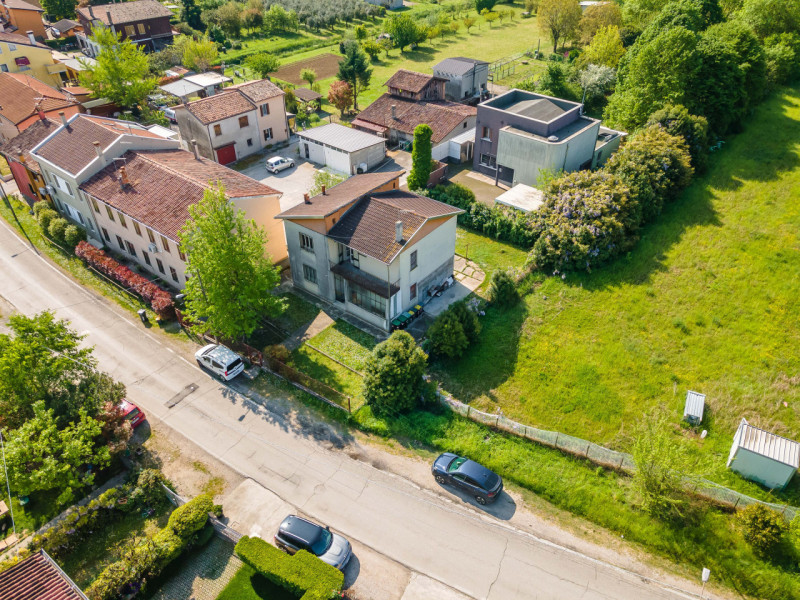 In zona residenziale tranquilla (zona Isola) e poco trafficata, proponiamo in vendita esclusiva c...