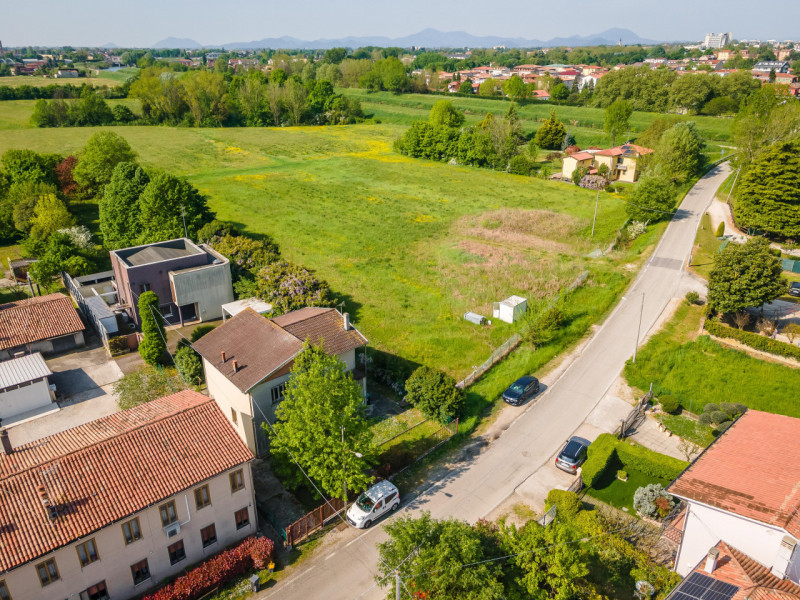 In zona residenziale tranquilla (zona Isola) e poco trafficata, proponiamo in vendita esclusiva c...