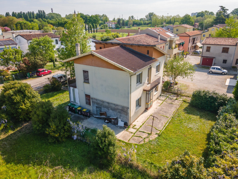 In zona residenziale tranquilla (zona Isola) e poco trafficata, proponiamo in vendita esclusiva c...