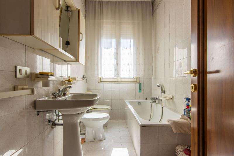 In zona residenziale tranquilla (zona Isola) e poco trafficata, proponiamo in vendita esclusiva c...