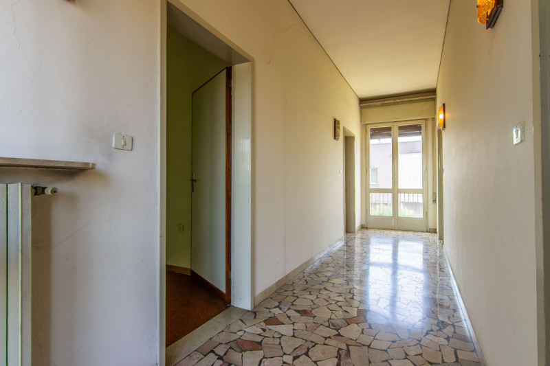 In zona residenziale tranquilla (zona Isola) e poco trafficata, proponiamo in vendita esclusiva c...