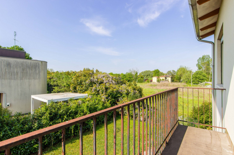 In zona residenziale tranquilla (zona Isola) e poco trafficata, proponiamo in vendita esclusiva c...