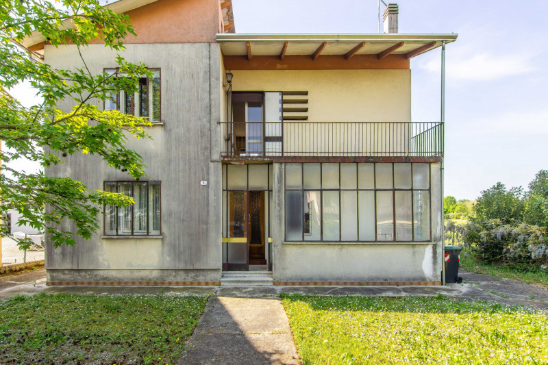 In zona residenziale tranquilla (zona Isola) e poco trafficata, proponiamo in vendita esclusiva c...