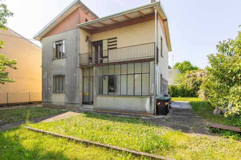 In zona residenziale tranquilla (zona Isola) e poco trafficata, proponiamo in vendita esclusiva c...