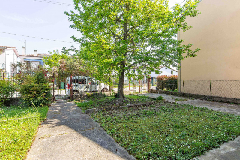 In zona residenziale tranquilla (zona Isola) e poco trafficata, proponiamo in vendita esclusiva c...