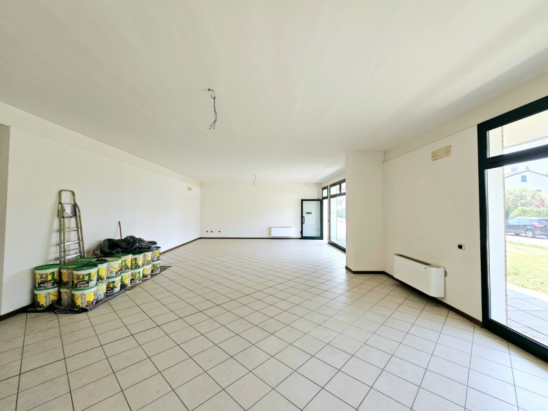 Proponiamo in affitto un negozio, sito in una bella zona residenziale a Este, che vanta due ampie...