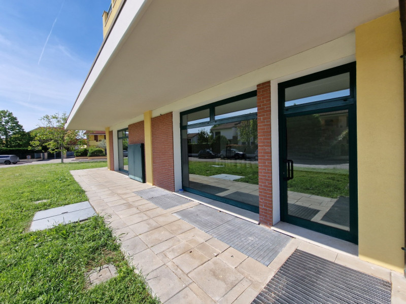 Proponiamo in affitto un negozio, sito in una bella zona residenziale a Este, che vanta due ampie...