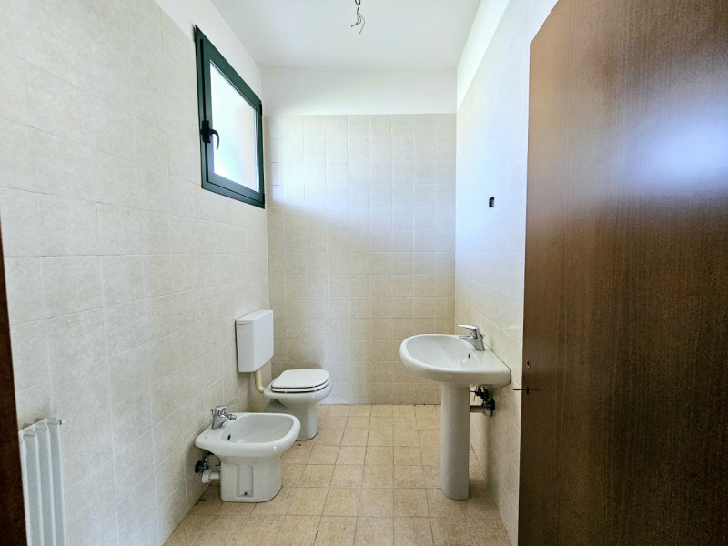 Proponiamo in affitto un negozio, sito in una bella zona residenziale a Este, che vanta due ampie...