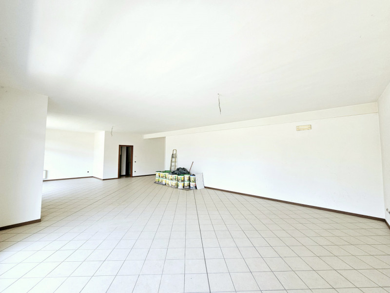 Proponiamo in affitto un negozio, sito in una bella zona residenziale a Este, che vanta due ampie...