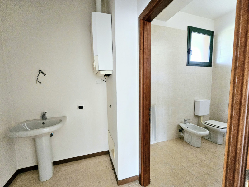 Proponiamo in affitto un negozio, sito in una bella zona residenziale a Este, che vanta due ampie...