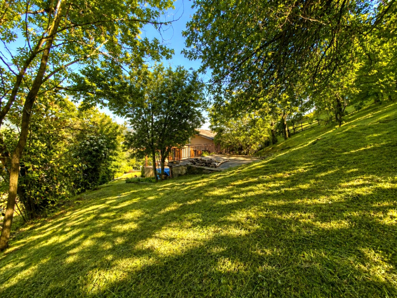 A Chiampo, in posizione immersa nel verde e nella tranquillità, ma allo stesso tempo a pochi minu...