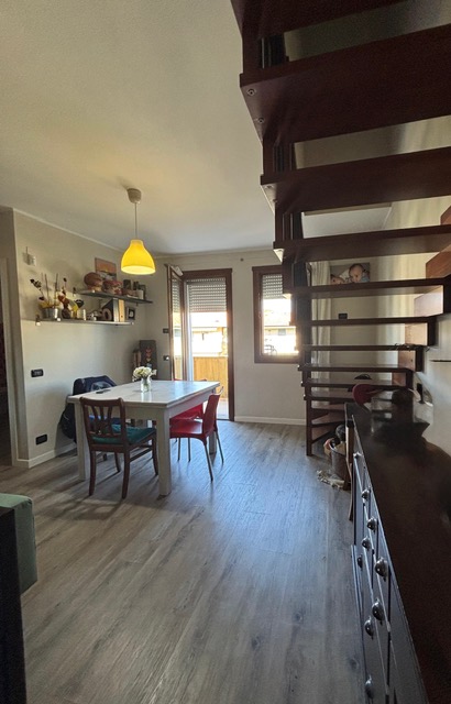 VIGODARZERE: In posizione tranquilla ma comoda ai servizi del paese, appartamento al secondo ed u...