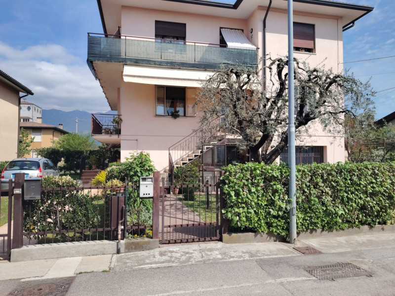 In palazzina di sole 2 unità, con ingresso indipendente, proponiamo interessante appartamento, co...