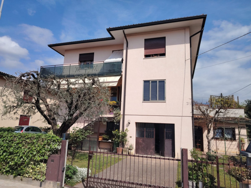 In palazzina di sole 2 unità, con ingresso indipendente, proponiamo interessante appartamento, co...