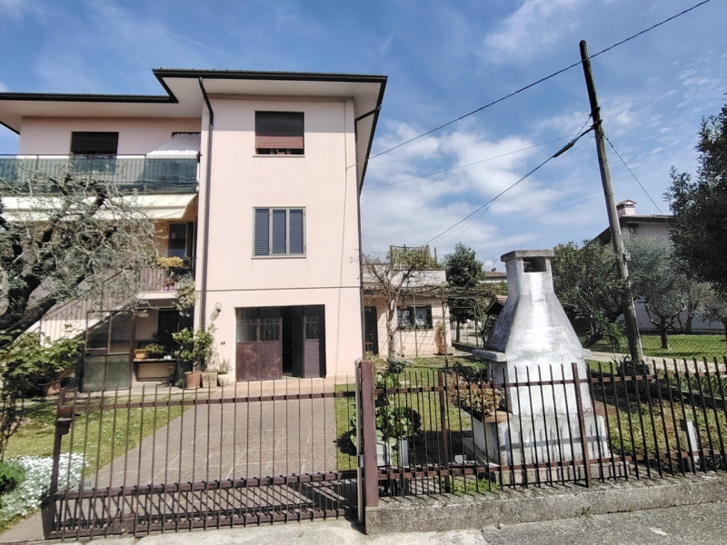 In palazzina di sole 2 unità, con ingresso indipendente, proponiamo interessante appartamento, co...