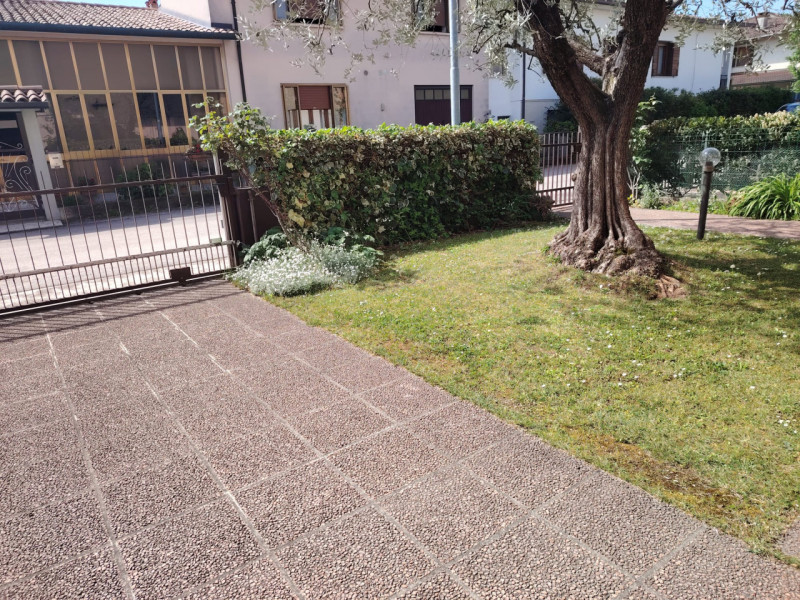 In palazzina di sole 2 unità, con ingresso indipendente, proponiamo interessante appartamento, co...