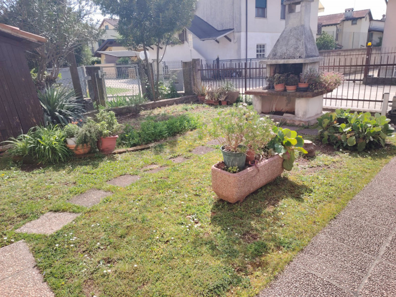 In palazzina di sole 2 unità, con ingresso indipendente, proponiamo interessante appartamento, co...