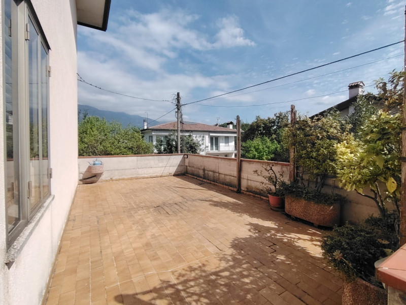 In palazzina di sole 2 unità, con ingresso indipendente, proponiamo interessante appartamento, co...