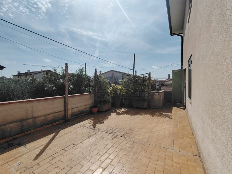 In palazzina di sole 2 unità, con ingresso indipendente, proponiamo interessante appartamento, co...