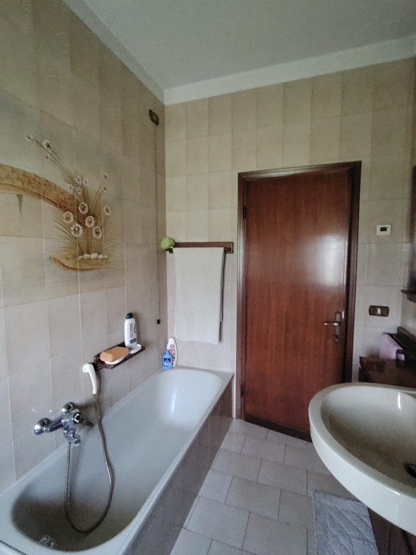 In palazzina di sole 2 unità, con ingresso indipendente, proponiamo interessante appartamento, co...