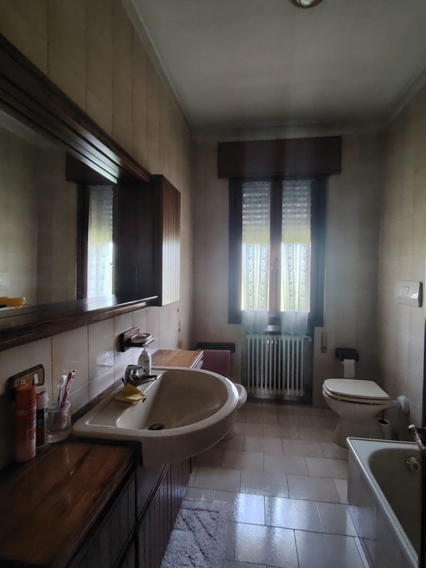 In palazzina di sole 2 unità, con ingresso indipendente, proponiamo interessante appartamento, co...