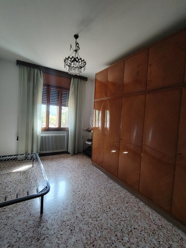 In palazzina di sole 2 unità, con ingresso indipendente, proponiamo interessante appartamento, co...