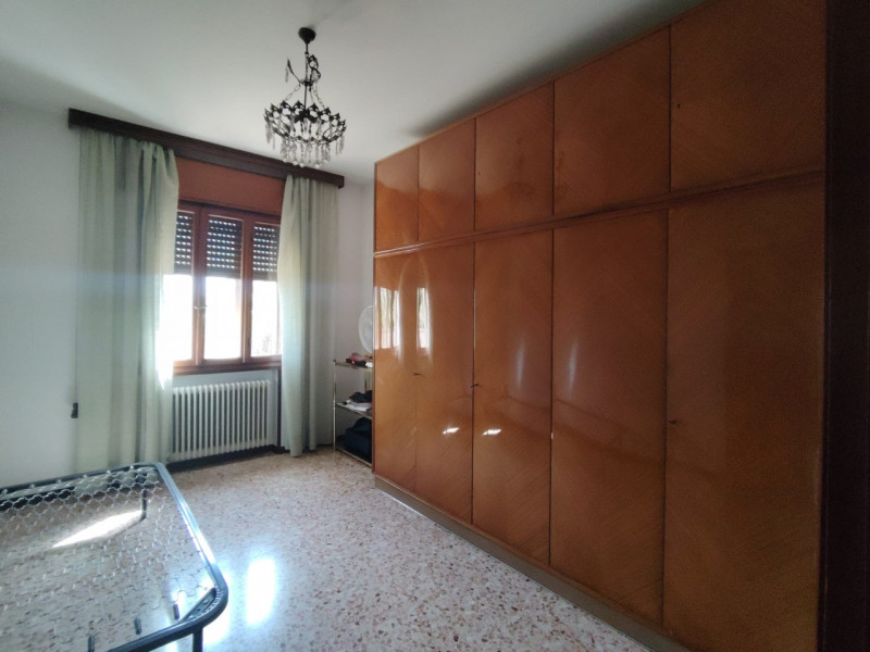 In palazzina di sole 2 unità, con ingresso indipendente, proponiamo interessante appartamento, co...