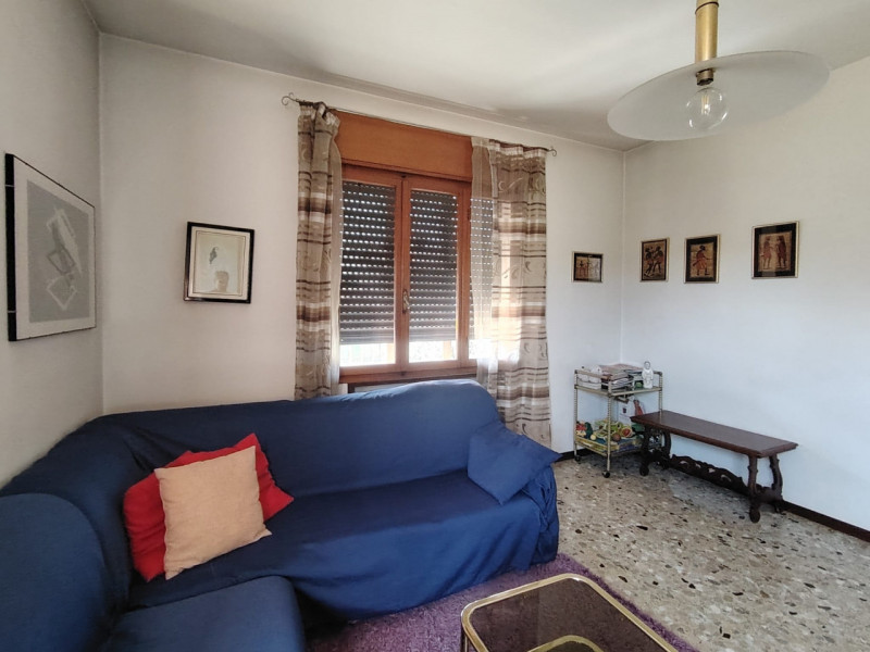 In palazzina di sole 2 unità, con ingresso indipendente, proponiamo interessante appartamento, co...