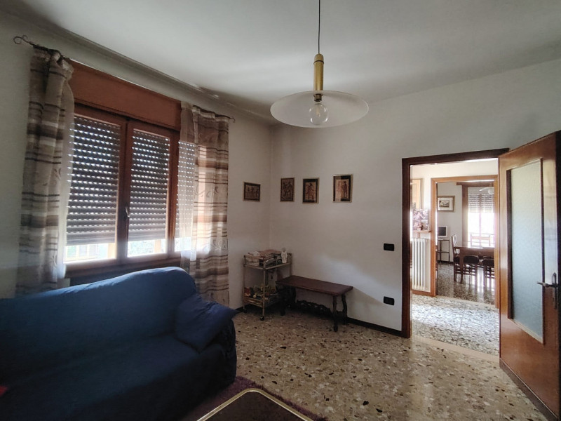 In palazzina di sole 2 unità, con ingresso indipendente, proponiamo interessante appartamento, co...