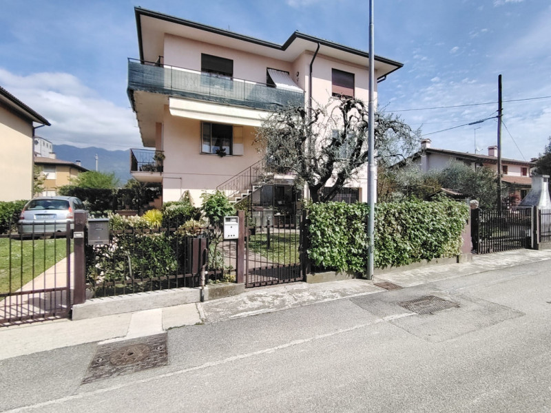 In palazzina di sole 2 unità, con ingresso indipendente, proponiamo interessante appartamento, co...