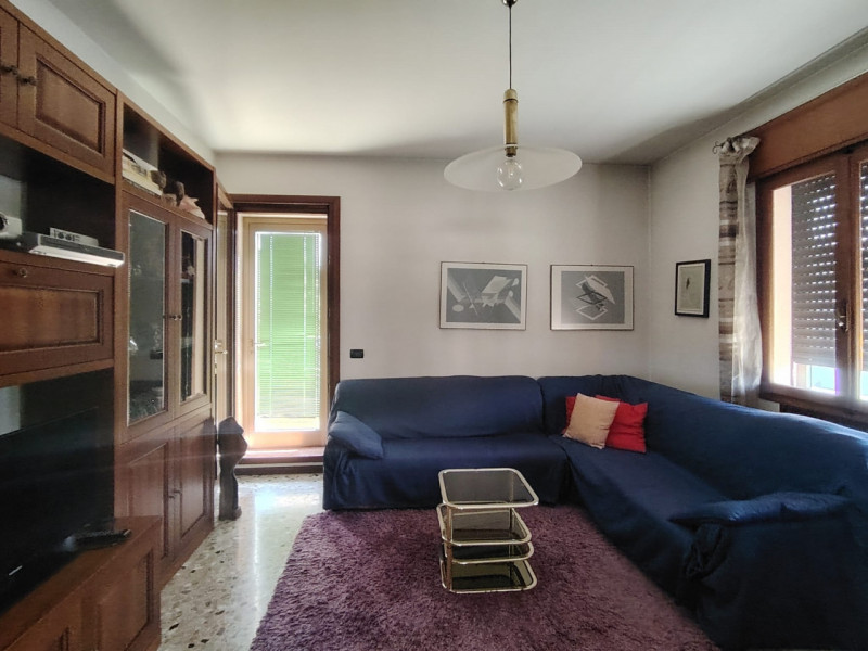 In palazzina di sole 2 unità, con ingresso indipendente, proponiamo interessante appartamento, co...