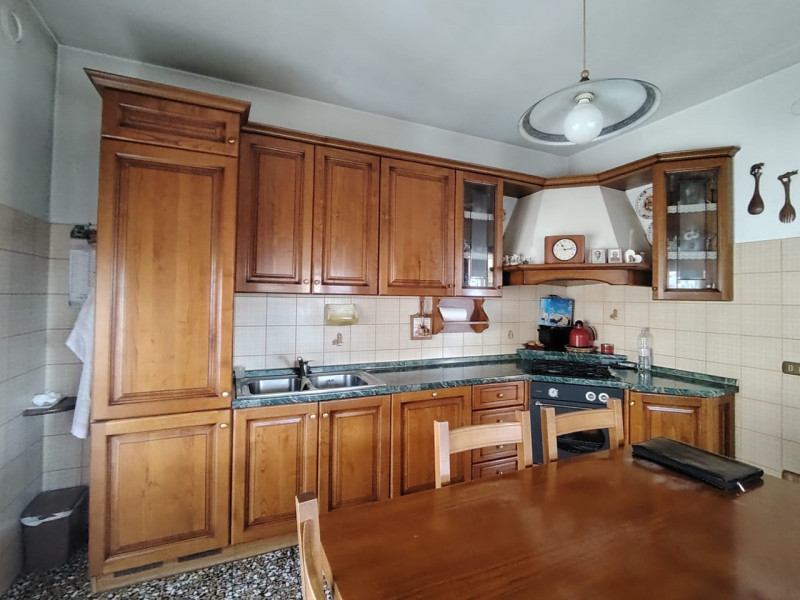 In palazzina di sole 2 unità, con ingresso indipendente, proponiamo interessante appartamento, co...