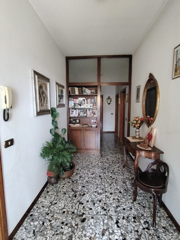 In palazzina di sole 2 unità, con ingresso indipendente, proponiamo interessante appartamento, co...