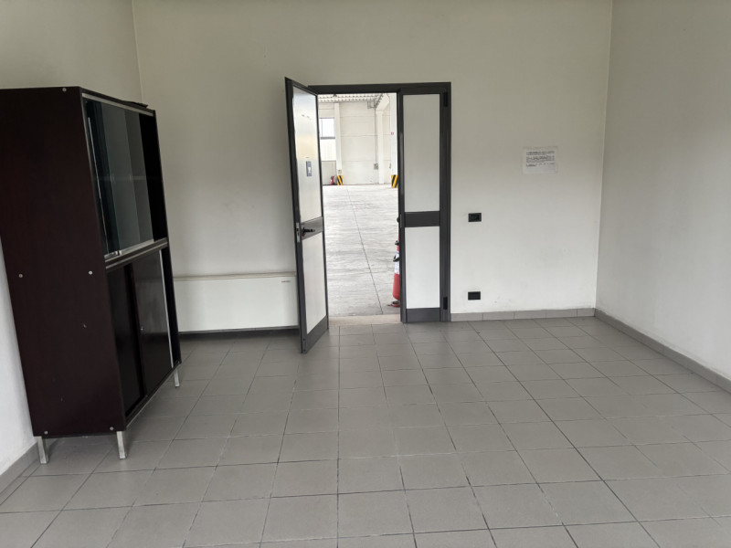 CONTATTARE ANDREA: 3288822042

Se stai cercando un capannone spazioso e versatile, questa è l'opp...