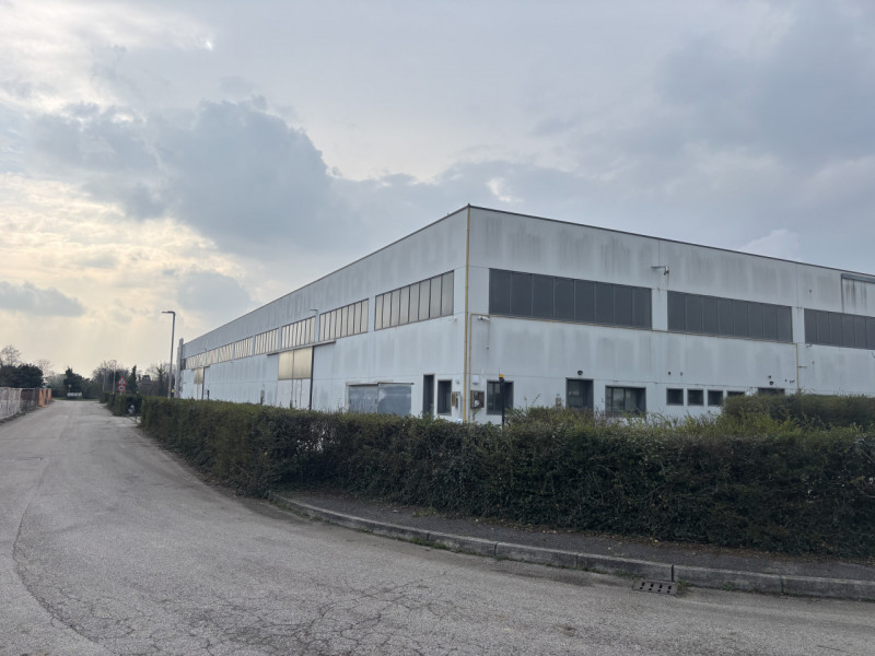 CONTATTARE ANDREA: 3288822042

Situato nel cuore della vivace comune di Istrana, questo impressio...