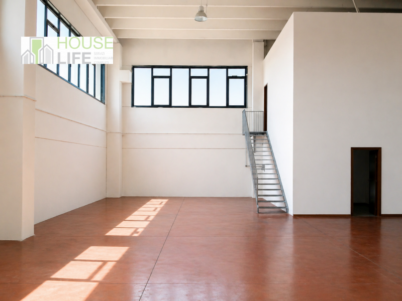 THIENE - Z.I.: CAPANNONE ARTIGIANALE IN POSIZIONE STRATEGICA di mq 650 totali, di cui mq 480 di a...