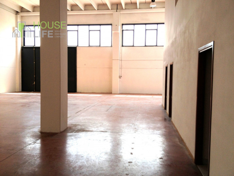 THIENE - Z.I.: CAPANNONE ARTIGIANALE IN POSIZIONE STRATEGICA di mq 650 totali, di cui mq 480 di a...