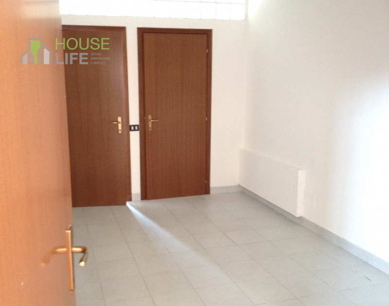 THIENE - Z.I.: CAPANNONE ARTIGIANALE IN POSIZIONE STRATEGICA di mq 650 totali, di cui mq 480 di a...