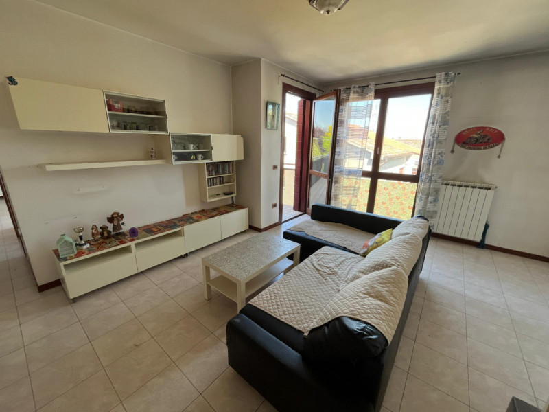 Luminoso bilocale al secondo piano con ascensore nel cuore della tranquilla zona Murelle, a Villa...