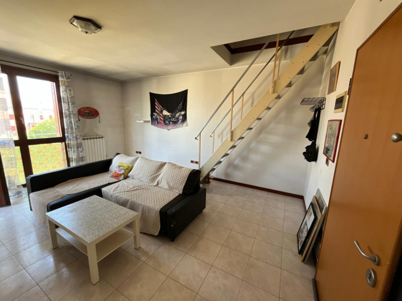 Luminoso bilocale al secondo piano con ascensore nel cuore della tranquilla zona Murelle, a Villa...