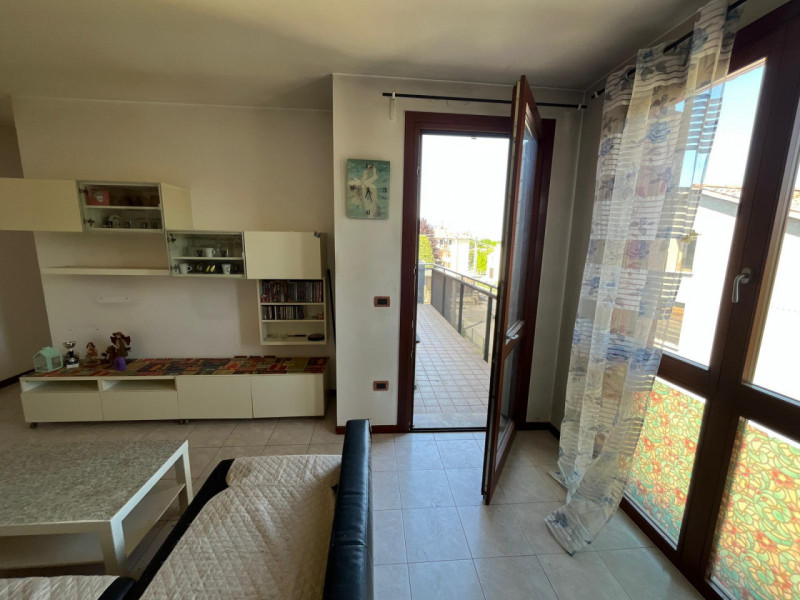 Luminoso bilocale al secondo piano con ascensore nel cuore della tranquilla zona Murelle, a Villa...