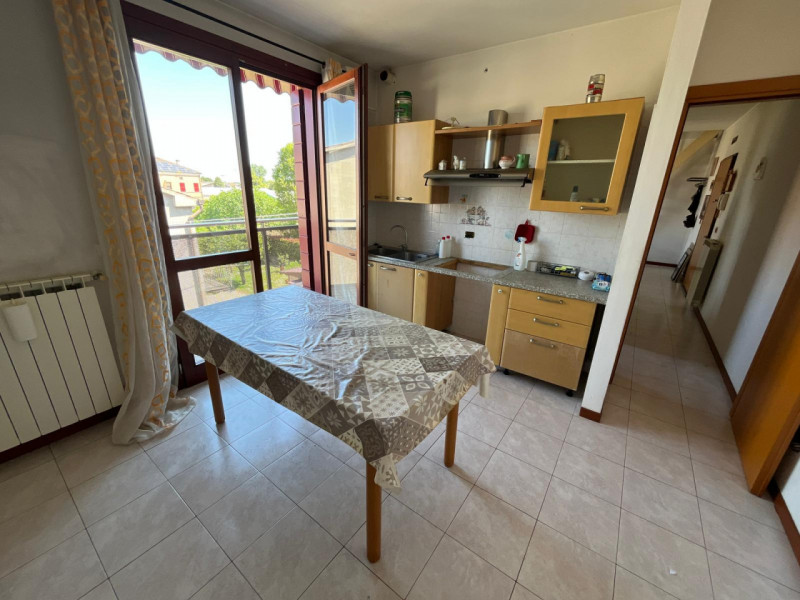 Luminoso bilocale al secondo piano con ascensore nel cuore della tranquilla zona Murelle, a Villa...