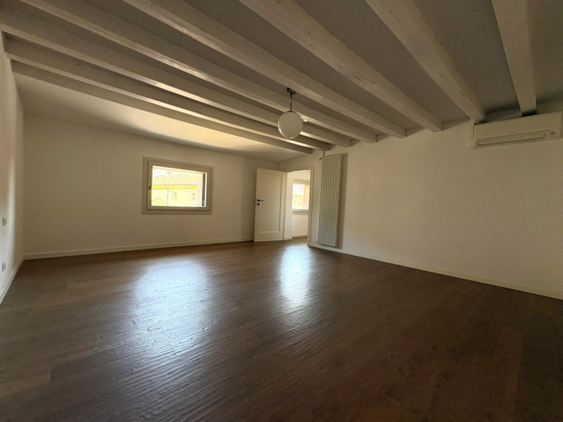 UBICAZIONE E CONTESTO

All’inizio di Corso Palladio, nel cuore del centro storico di Vicenza, pro...