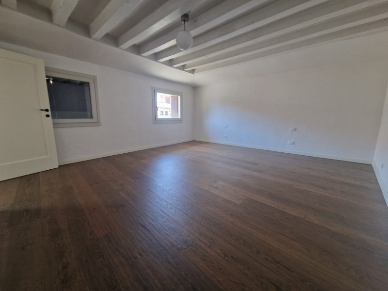 UBICAZIONE E CONTESTO

All’inizio di Corso Palladio, nel cuore del centro storico di Vicenza, pro...