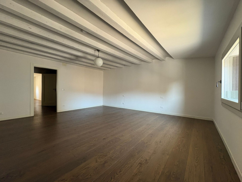 UBICAZIONE E CONTESTO

All’inizio di Corso Palladio, nel cuore del centro storico di Vicenza, pro...