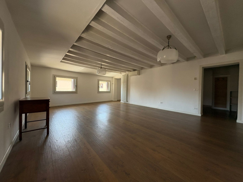 UBICAZIONE E CONTESTO

All’inizio di Corso Palladio, nel cuore del centro storico di Vicenza, pro...