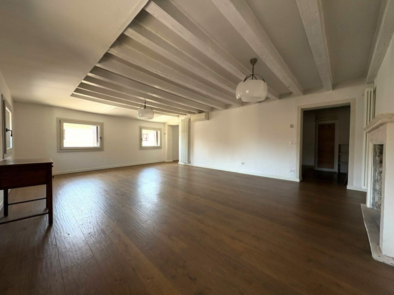 UBICAZIONE E CONTESTO

All’inizio di Corso Palladio, nel cuore del centro storico di Vicenza, pro...