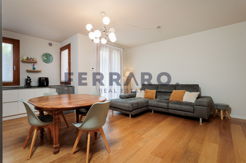Treviso, zona Ghirada. Codice IV21.

Proponiamo in vendita elegante appartamento quadrilocale sit...
