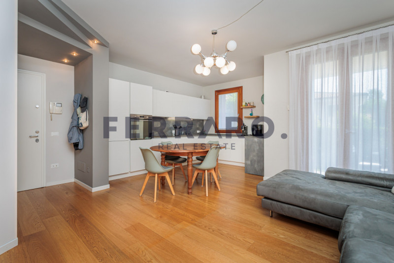 Treviso, zona Ghirada. Codice IV21.

Proponiamo in vendita elegante appartamento quadrilocale sit...